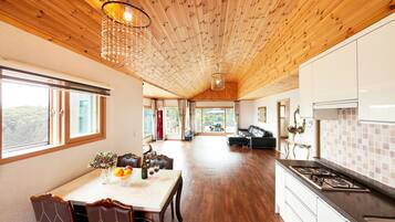 Apartemen Panorama, 2 kamar tidur, pemandangan gunung, tepi gunung (Imperial) | Area keluarga | Televisi layar datar 40-inci dengan saluran TV kabel dan TV