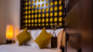 Un lit avec une tête de lit, un porte-clés et un oreiller.