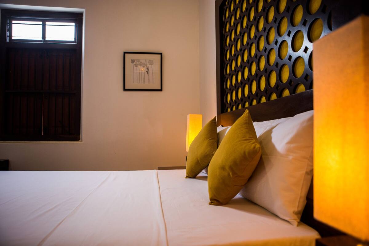 Habitación superior | Ropa de cama de alta calidad y minibar
