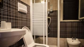 Quadrupla Basic | Bagno | Doccia, accappatoio, bidet, asciugamani