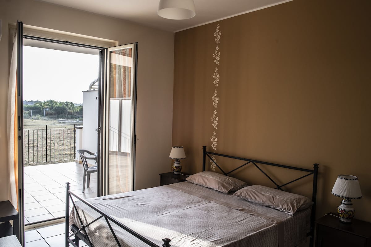 Camera Basic con letto matrimoniale o 2 letti singoli | Una scrivania, Wi-Fi gratuito, lenzuola