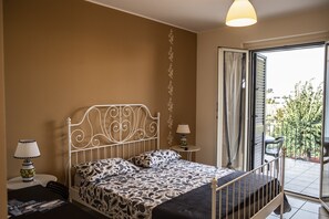 Comfort dubbelrum eller tvåbäddsrum - balkong | Skrivbord, gratis wi-fi och sängkläder