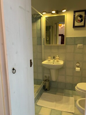 A bathroom with a white sink, a mirror, and a toilet. - Masseria Chiusurella (Corato)