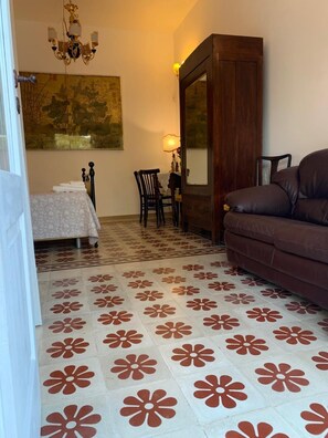 Donzen dekbedden, individueel gemeubileerd, een bureau, gratis wifi