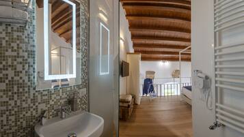 Deluxe Double Room with Sea View | Salle de bain | Douche, douche à « effet pluie », articles de toilette gratuits