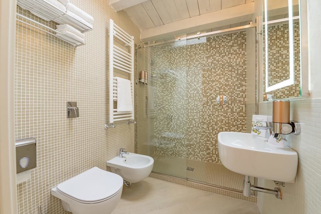 Standard Double Room with Garden/Courtyard View | Bathroom | Shower, rainfall showerhead, free toiletries, hair dryer