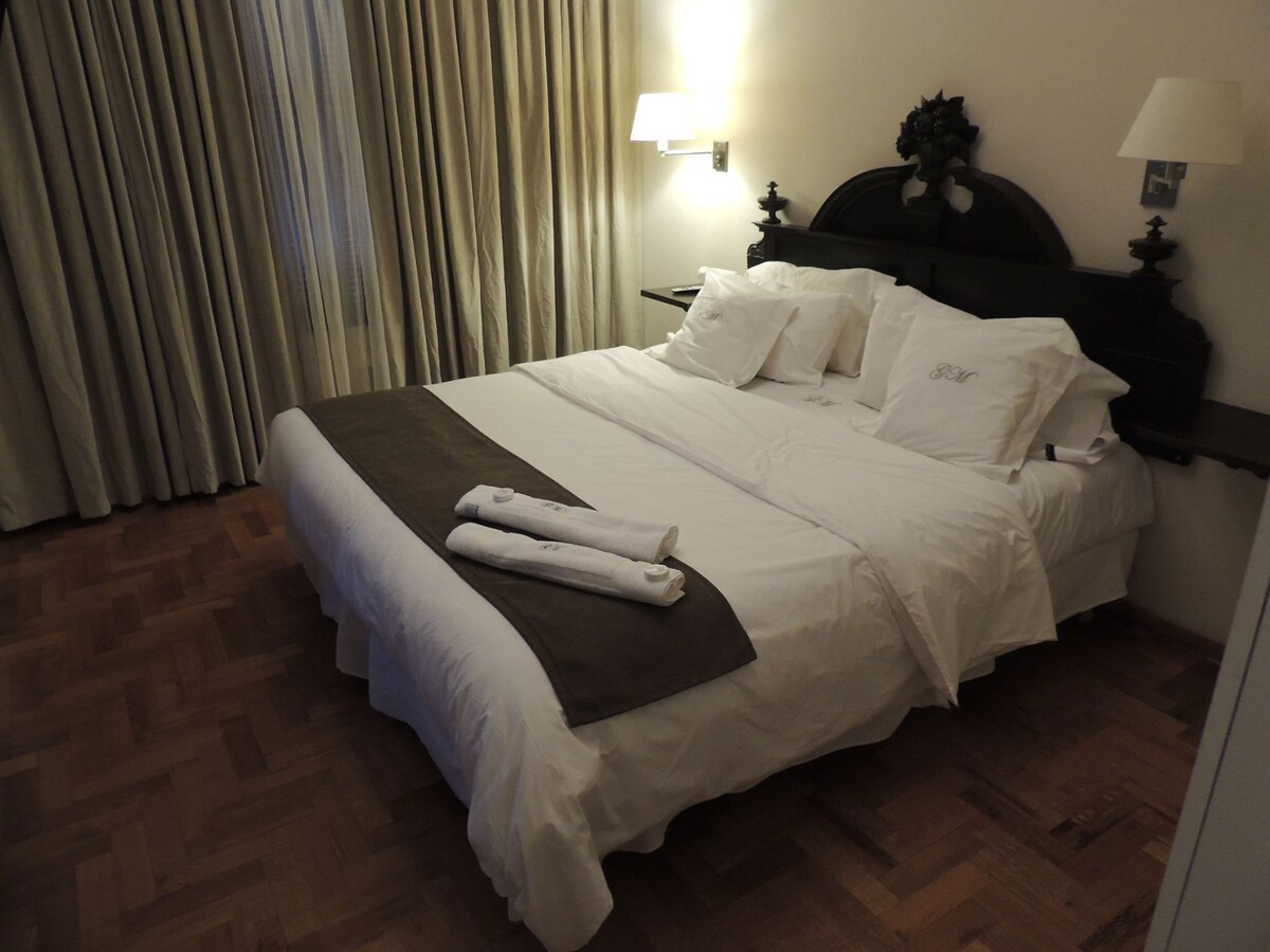 Suite Deluxe, 1 habitación | Minibar, caja fuerte, escritorio y cortinas opacas