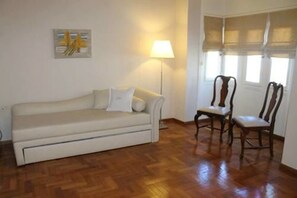 Deluxe Suite, 1 Bedroom | Living area | Flat-screen TV - GM Rooms Rental Suites (La Rioja)