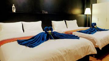 Suite estudio exclusiva, 2 camas Queen size | Escritorio, espacio para trabajar con laptop y cortinas blackout