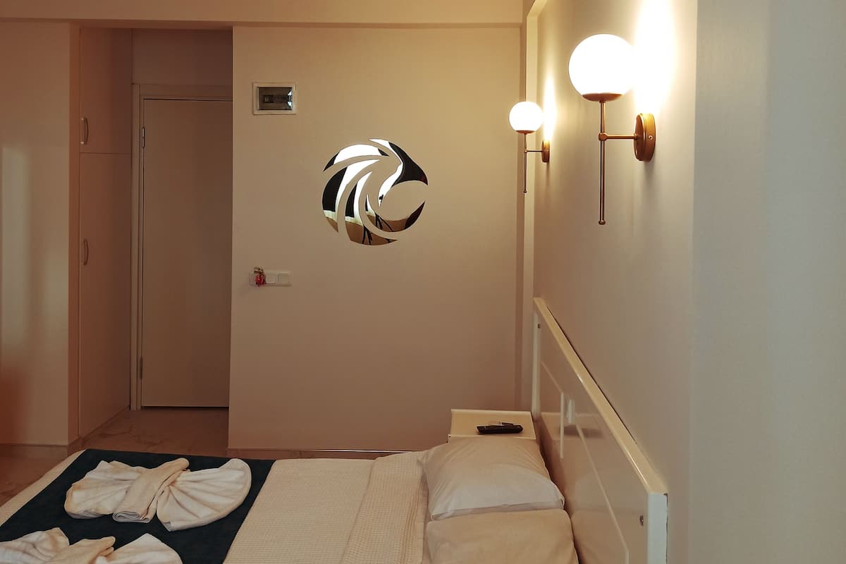Deluxe Twin kamer, balkon, uitzicht op zee | Een bureau, verduisterende gordijnen, een strijkplank/strijkijzer