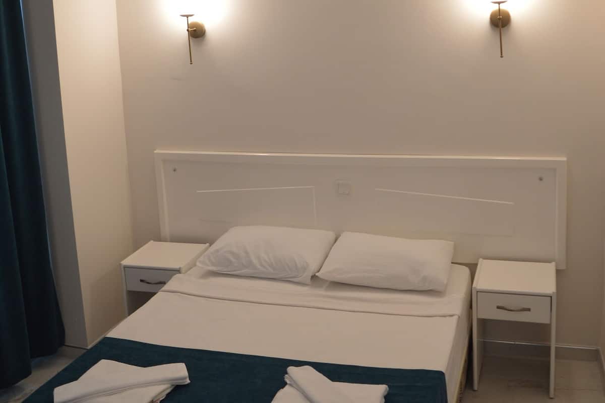 Deluxe tweepersoonskamer, balkon, uitzicht op zee | Een bureau, verduisterende gordijnen, een strijkplank/strijkijzer