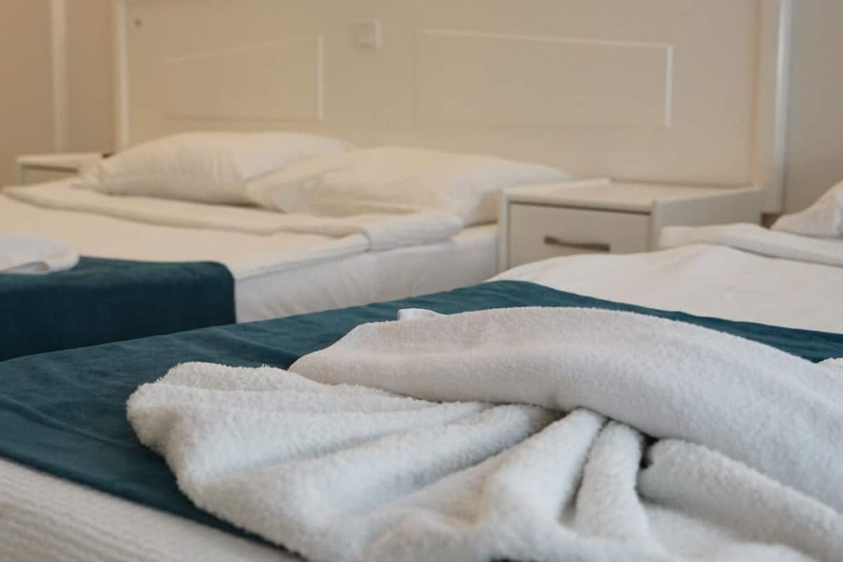 Deluxe driepersoonskamer, balkon | Een bureau, verduisterende gordijnen, een strijkplank/strijkijzer