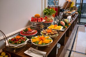 朝食 (ビュッフェ)、毎日提供 (有料)