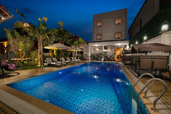 Hồ bơi ngoài trời