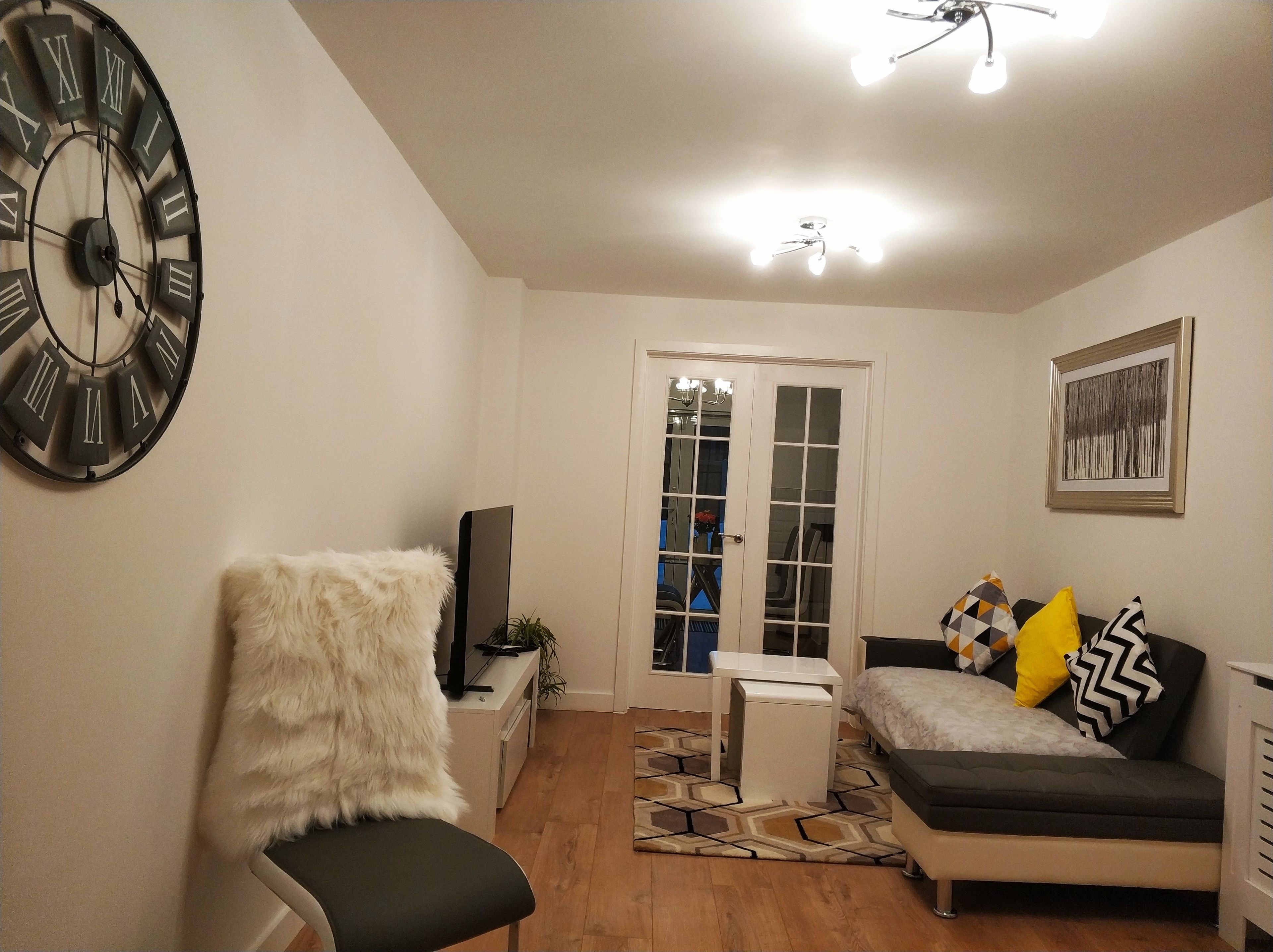 House, 3 Bedrooms | Living room | Flat-screen TV