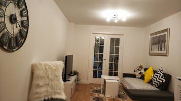 House, 3 Bedrooms | Living room | Flat-screen TV