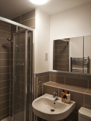 House, 3 Bedrooms | Bathroom | Combined shower/bathtub, towels