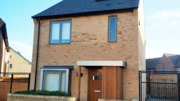 Vista frontal de la propiedad