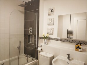 Maison, 3 chambres | Salle de bain | Ensemble douche/baignoire, serviettes fournies
