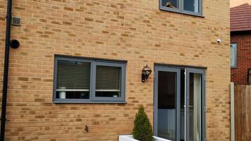 Vista frontal de la propiedad