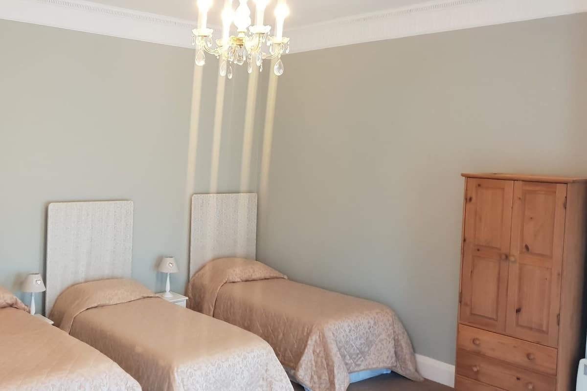 Classic Quadruple Room, Multiple Beds, Non Smoking | Desk, iron/ironing board (on request), WiFi (free)