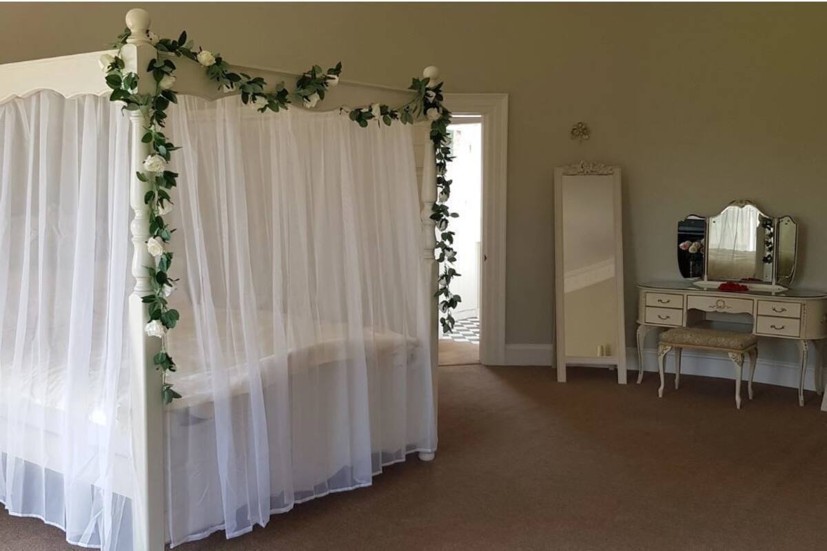 Honeymoon Suite, 1 Queen Bed, Non Smoking, Garden View | Desk, iron/ironing board (on request), WiFi (free)