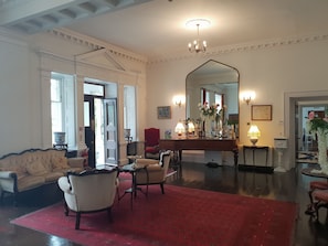 Lobby sitting area - Longworth Hall Hotel (Hereford)