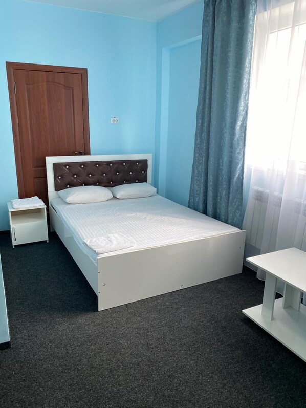 مكتب وستائر تعتيم وواي فاي مجانًا وملاءات أسرّة