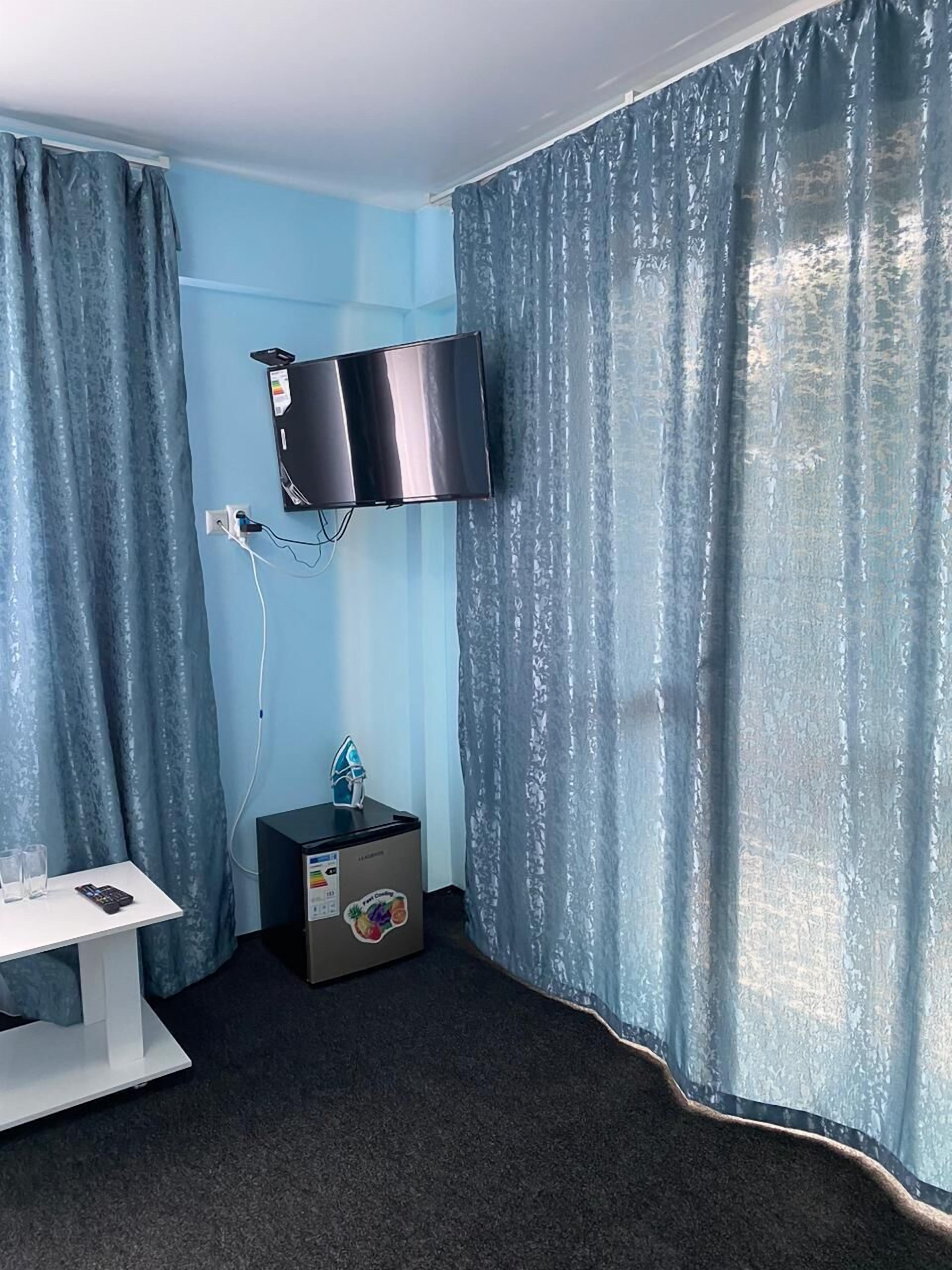 Deluxe Double Room, 1 Queen Bed | Living area | Flat-screen TV