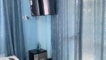 Deluxe Double Room, 1 Queen Bed | Living area | Flat-screen TV