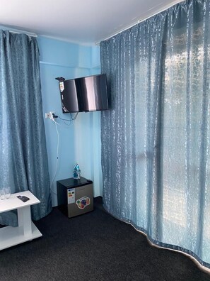 Deluxe-Doppelzimmer, 1 Queen-Bett | Wohnbereich | Flachbildfernseher
