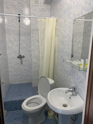 Habitación doble Deluxe, 1 cama Queen size | Baño | Regadera, amenidades de baño gratuitas, secadora de cabello, toallas 