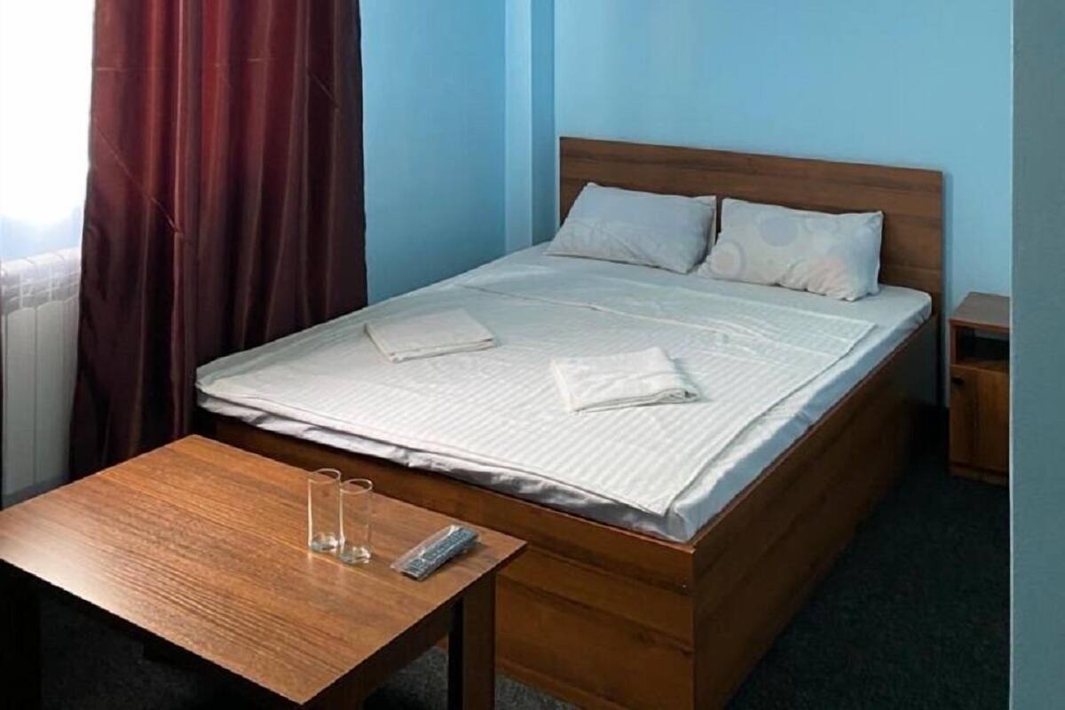 Habitación básica con 1 cama doble o 2 individuales | Escritorio, cortinas opacas, wifi gratis y ropa de cama