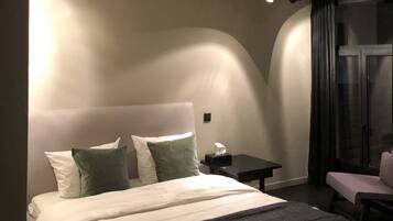 Suite, Terrace | Peralatan tempat tidur premium, peti besi dalam bilik