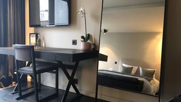 Suite, Terrace | Premium bedding, in-room safe, individually decorated, desk