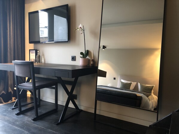 Premium bedding, in-room safe, individually decorated, desk - Museum Suites (Antwerp)