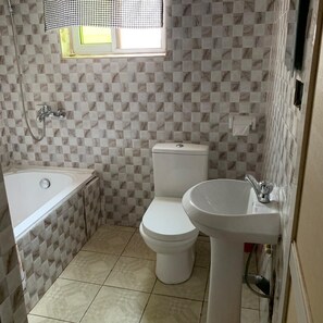 Habitación doble | Baño | Ducha y bañera combinadas y bañera profunda