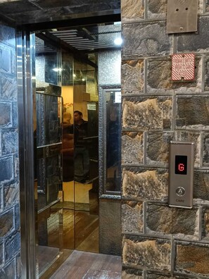 Lift - Hotel King Castle (Dharamshala)
