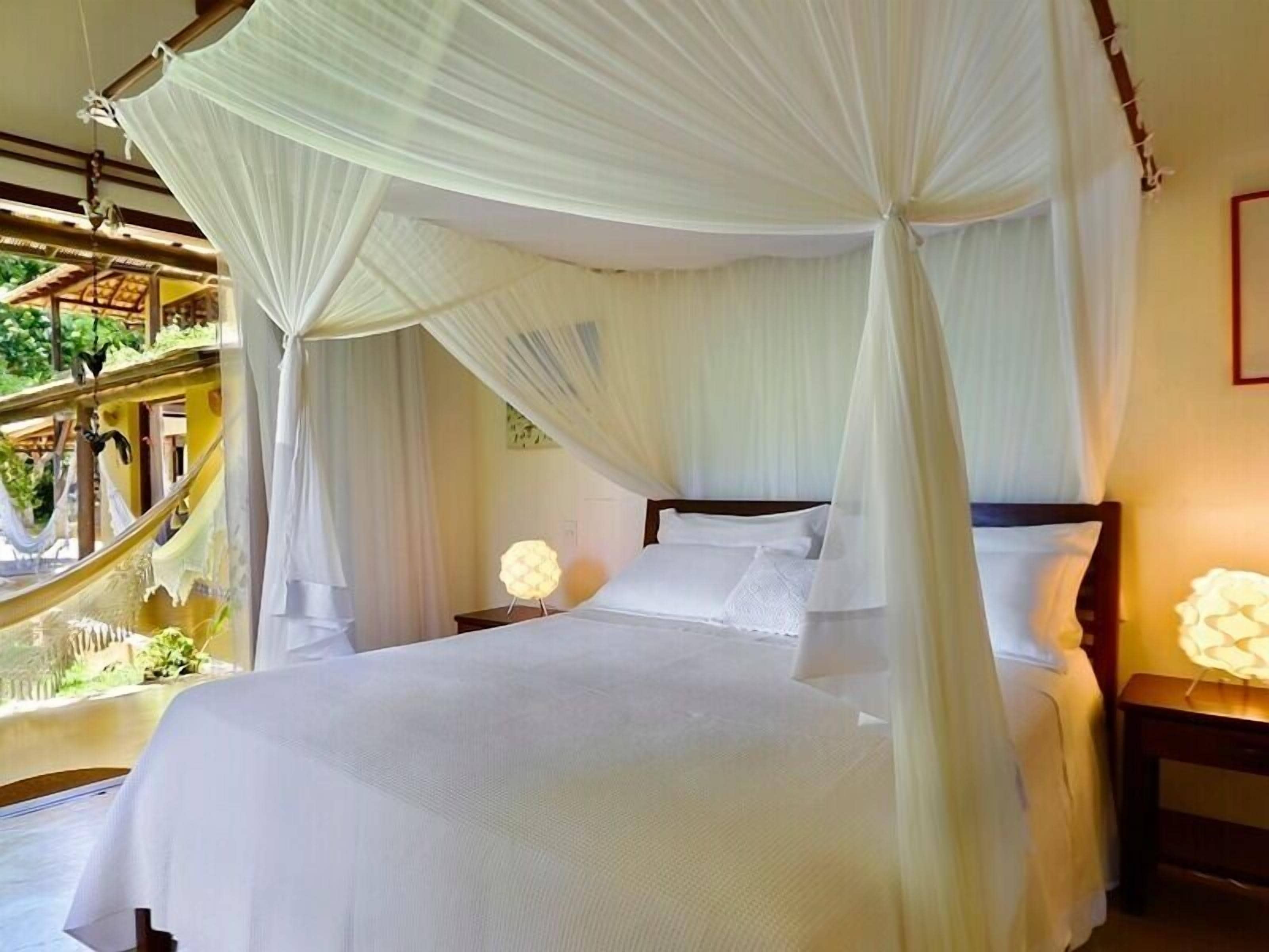 Bungalow, 1 Queen Bed (Dendê) | Blackout curtains, iron/ironing board, free WiFi, bed sheets