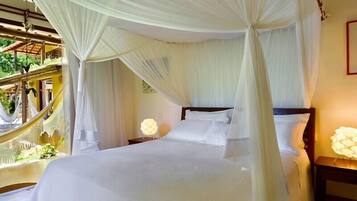 Bungalow, 1 Queen Bed (Dendê) | Blackout curtains, iron/ironing board, free WiFi, bed sheets