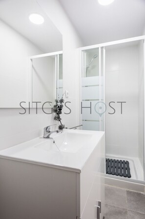 Shower, hair dryer, towels, soap - SITGES PINE VALLEY - With Pool and Garden (Sant Pere de Ribes)