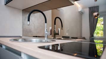 Superior Apartment | Private kitchen | Fridge, microwave, stovetop, electric kettle