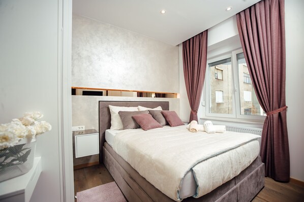 1 bedroom, premium bedding, in-room safe, desk