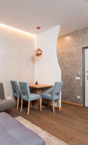 컴포트 아파트 | 객실 내 식사 공간