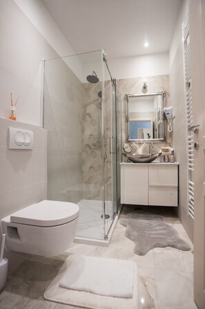 Superior Apartment | Bathroom | Hair dryer, towels