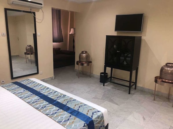 Cortinas blackout y tabla de planchar con plancha