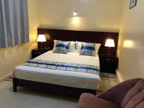 Cortinas blackout y tabla de planchar con plancha 