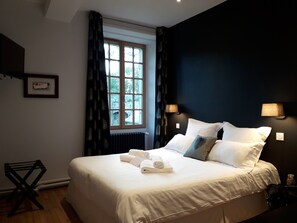 Rom, rom vegg-i-vegg (L'Amoureuse, 1st Floor) | Skrivebord, blendingsgardiner, lydisolert og strykejern/-brett