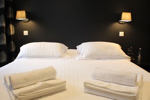 Kamar, kamar terhubung (L'Amoureuse, 1st Floor) | Meja kerja, tirai kedap cahaya, kedap suara, dan setrika/meja setrika