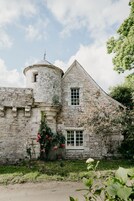 Un bâtiment en pierre doté d’une tour et d’une fenêtre.